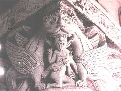 Dragn devorando a un hombre. Detalle del capitel siglo XII. Coro de la Colegiata de Saint Pierre