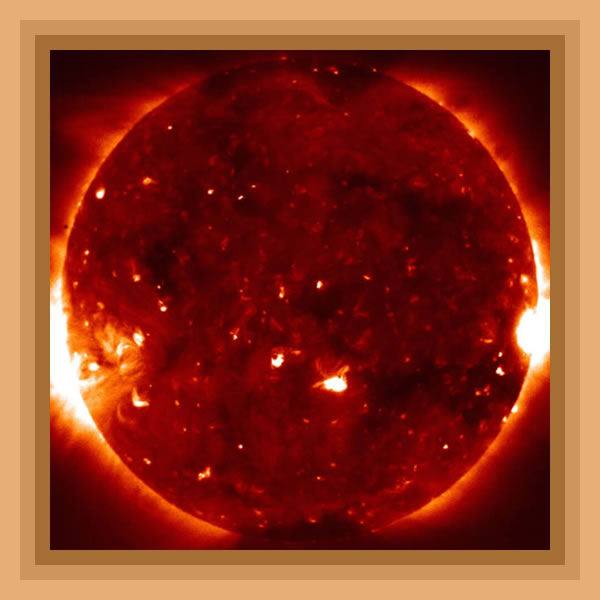 Aunque mejor descrito por la ciencia moderna, el sol no ha perdido el<br/>misterio que ha subyugado desde sus comienzos a la humanidad errante. Siempre en pos del sol.