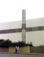Wh pv CruzDiezCarlos IntegracionalaArquitectura ColumnaCromointerferenciaMecanica Caracas Venezuela 02 1971 EC 141015.jpg